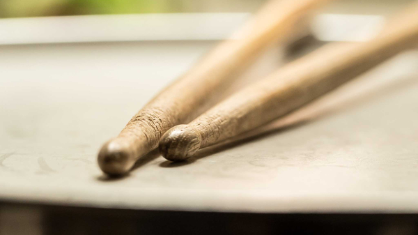 Drumsticks auf einer Trommel