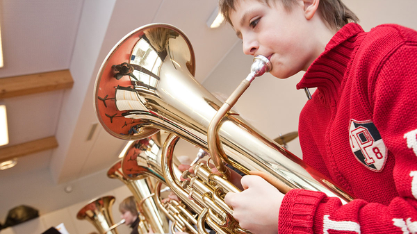 Jugendlicher spielt Tuba im Blasorchester