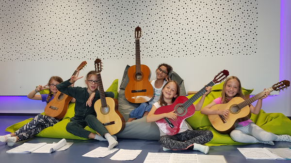 Gruppenfoto des Ensembles "Giddar Görls"