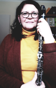 Porträtfoto von Christine Kupperroth mit Klarinette