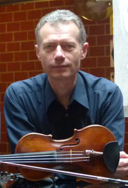 Ein Porträt von Sergej Igonin mit Violine