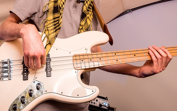 Bild von Sebastian Sommer beim Gitarre spielen