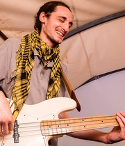 Bild von Sebastian Sommer beim Gitarre spielen